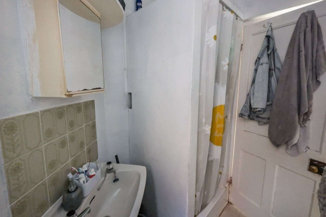 17/18 Merritt Road Paignton TQ3 3RW 3