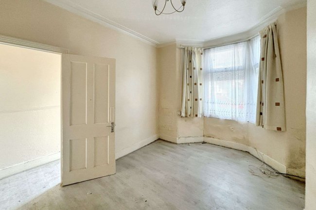 69 Kingsland Road, London, E13 9NX 3