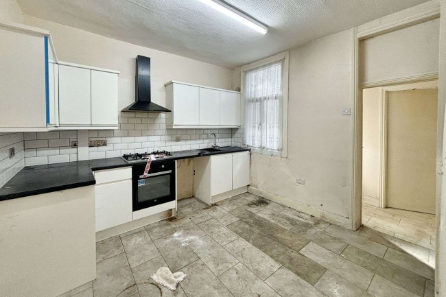 69 Kingsland Road, London, E13 9NX 3