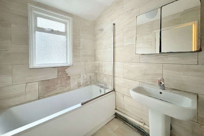 69 Kingsland Road, London, E13 9NX 3