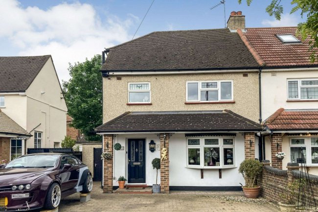 153 Petits Lane, Romford, Essex RM1 4ED 2