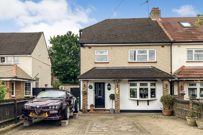 153 Petits Lane, Romford, Essex RM1 4ED 2