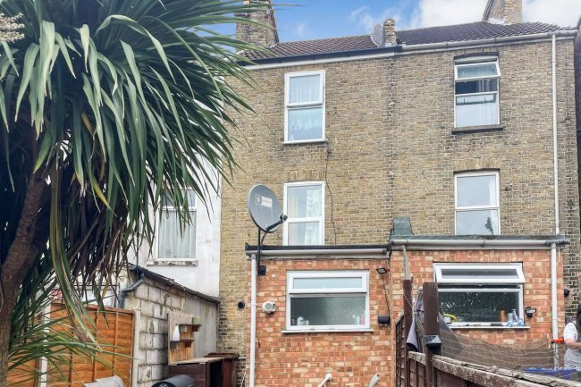 14 Constitution Road, Chatham, Kent. ME5 7DN 5