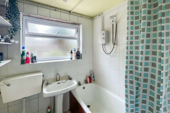 14 Constitution Road, Chatham, Kent. ME5 7DN 5