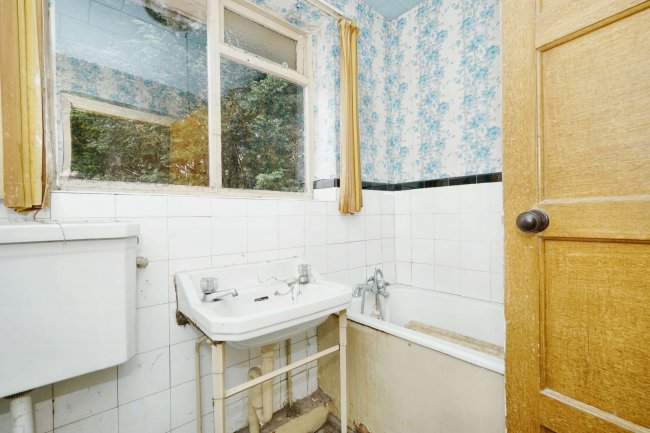 7 Keats Crescent, Radcliffe, M26 3GT 7