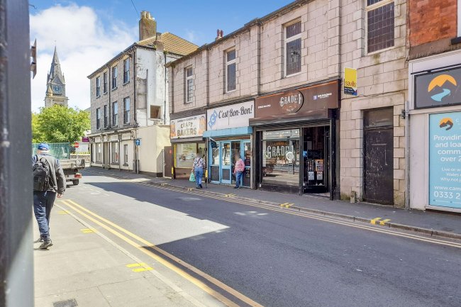 6 Russell Road, Rhyl, LL18 1TR 2