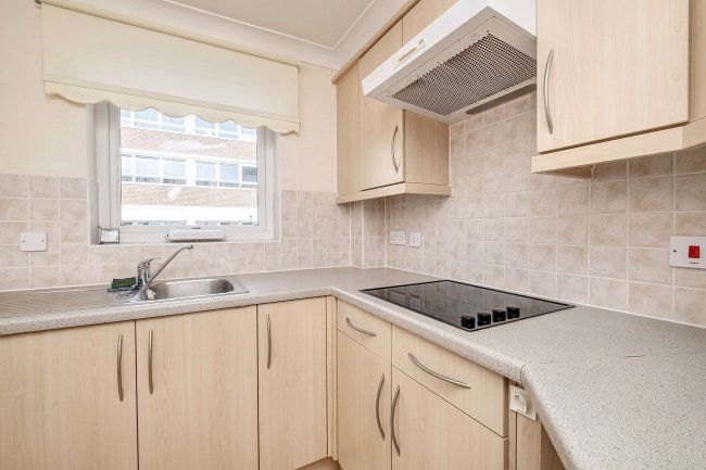 18 Kingsley Court, Windsor Way, Aldershot, GU11 1HZ 1