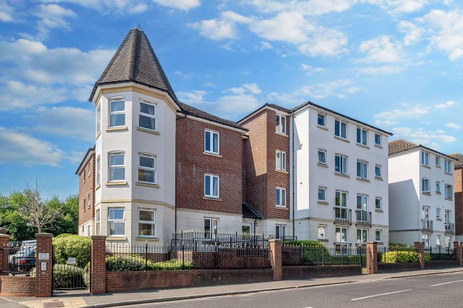 18 Kingsley Court, Windsor Way, Aldershot, GU11 1HZ 1