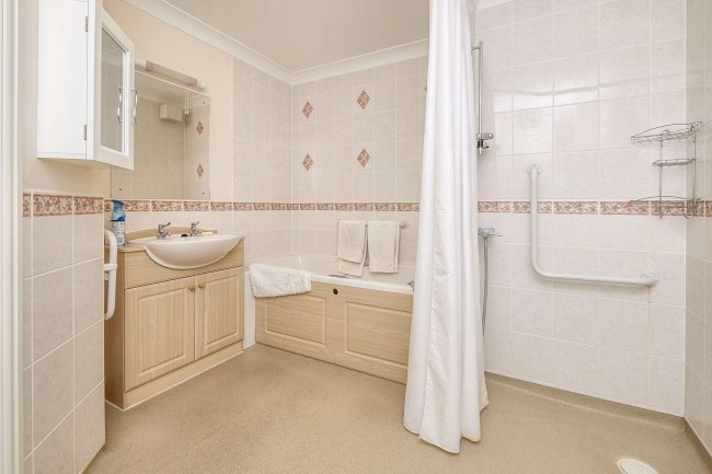 18 Kingsley Court, Windsor Way, Aldershot, GU11 1HZ 1