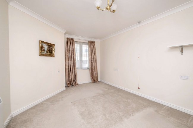 18 Kingsley Court, Windsor Way, Aldershot, GU11 1HZ 1