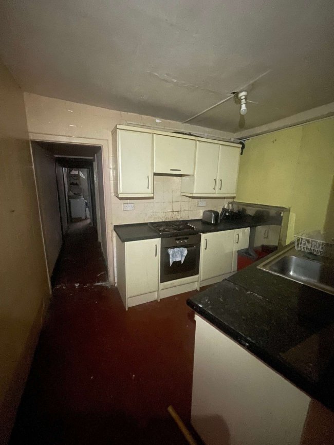 15 High Street, Stoke-on-Trent, ST6 5TE 5