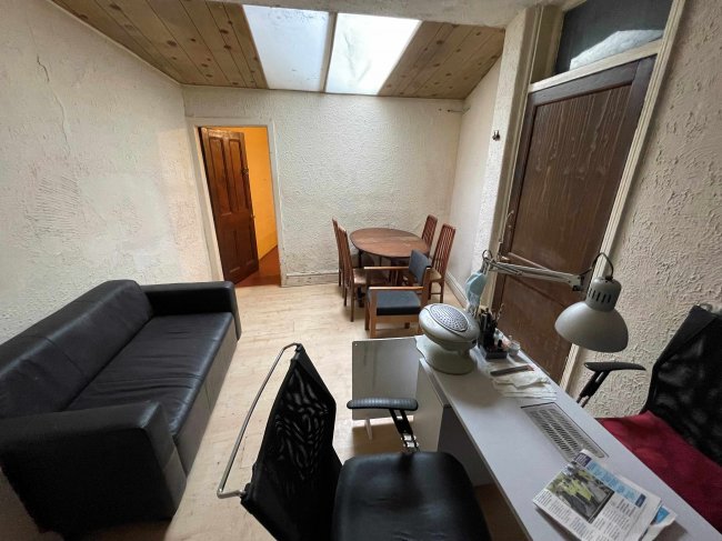 15 High Street, Stoke-on-Trent, ST6 5TE 5