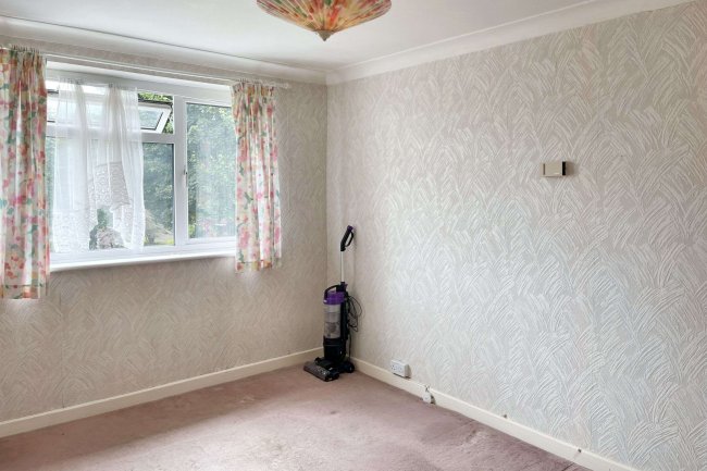64 Swallowdale, South Croydon, London, CR2 8SJ 4