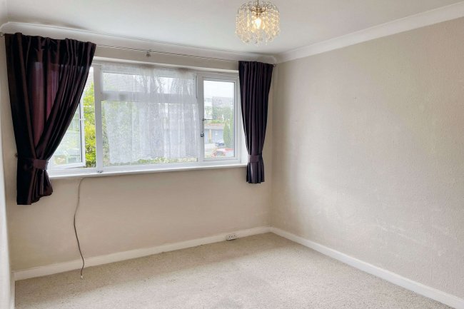 64 Swallowdale, South Croydon, London, CR2 8SJ 4