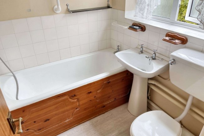 64 Swallowdale, South Croydon, London, CR2 8SJ 4
