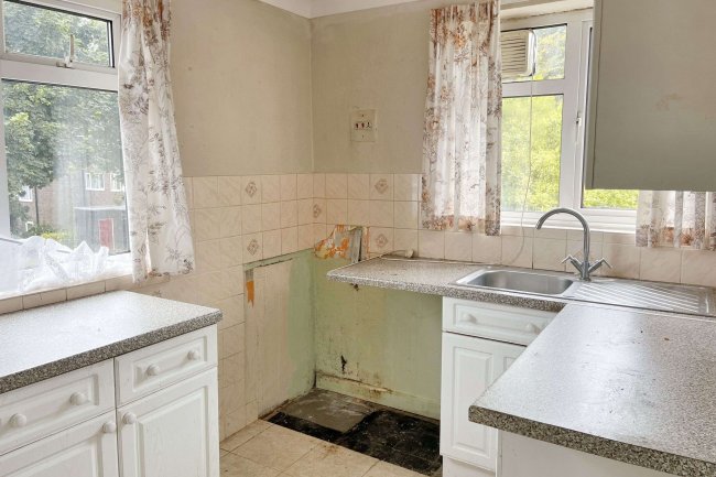 64 Swallowdale, South Croydon, London, CR2 8SJ 4