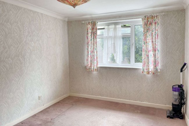 64 Swallowdale, South Croydon, London, CR2 8SJ 4