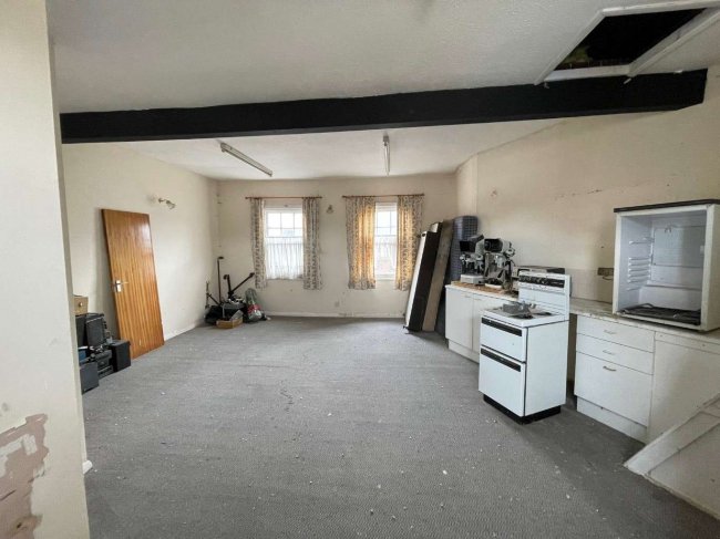 49 Cheapside, Luton, Bedfordshire LU1 2HN 4