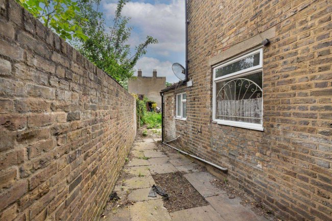 90 Southwark Park Road, Bermondsey, London SE16 3RS 1