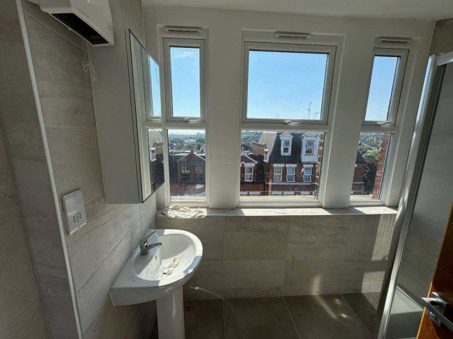 128 Tottenham Lane, Hornsey, London N8 7EL 8