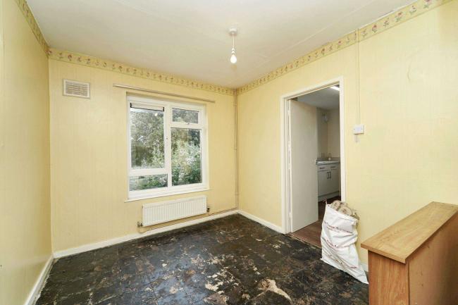 6 Barrow Green, Chippenham, Wiltshire, SN15 1BE 1