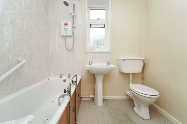 6 Barrow Green, Chippenham, Wiltshire, SN15 1BE 1