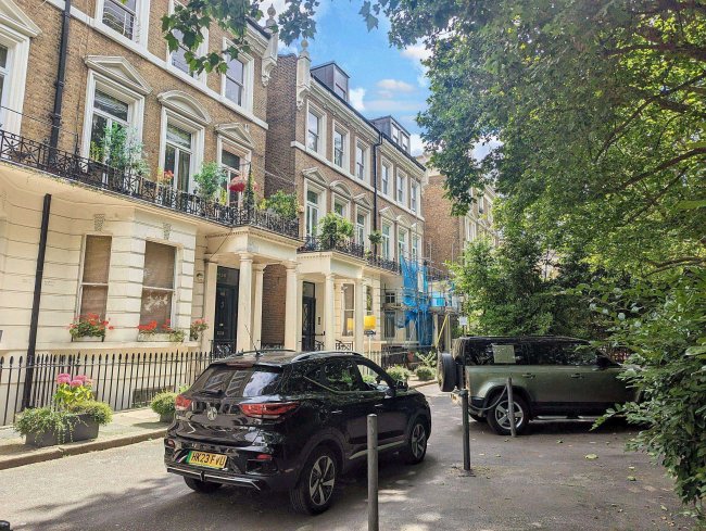Flat A, 157 Holland Park Avenue, London W11 4UX 9