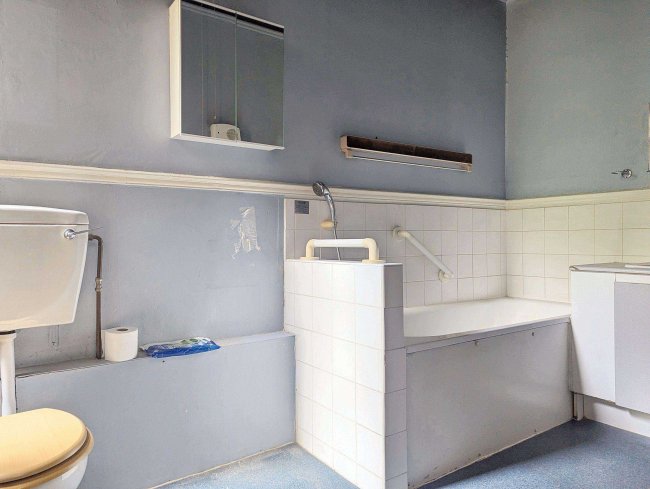 Flat A, 157 Holland Park Avenue, London W11 4UX 9