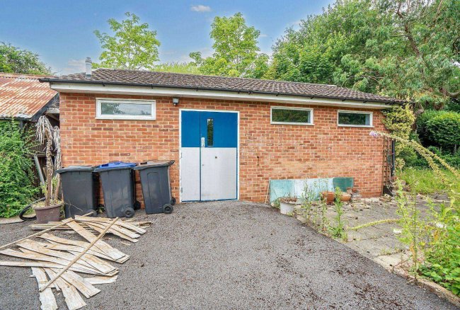 23 High Street, West End, Woking GU24 9PL 10