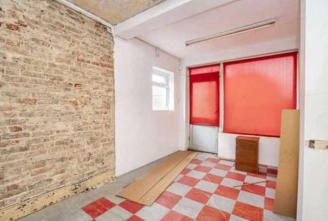 23 High Street, West End, Woking GU24 9PL 10