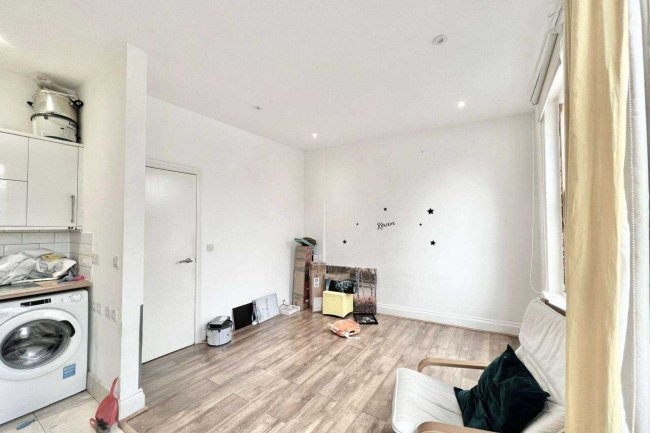 218 Middle Lane, Crouch End, London N8 7LA 6