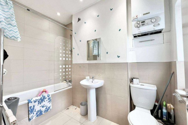 218 Middle Lane, Crouch End, London N8 7LA 6