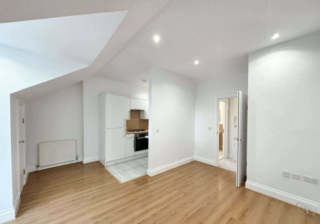 218 Middle Lane, Crouch End, London N8 7LA 6