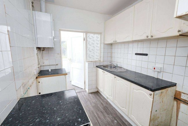 28 Overton Drive, Romford, Essex, RM6 4EH 10
