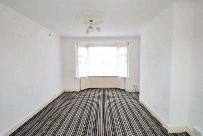 28 Overton Drive, Romford, Essex, RM6 4EH 10