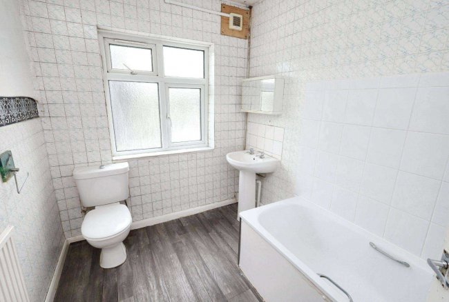 28 Overton Drive, Romford, Essex, RM6 4EH 10