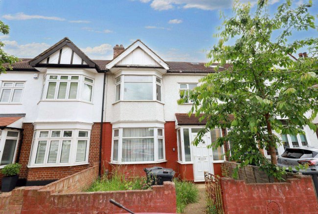28 Overton Drive, Romford, Essex, RM6 4EH 10