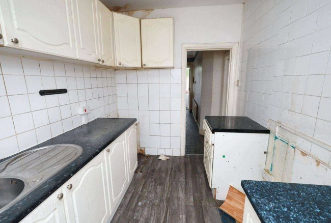 28 Overton Drive, Romford, Essex, RM6 4EH 10