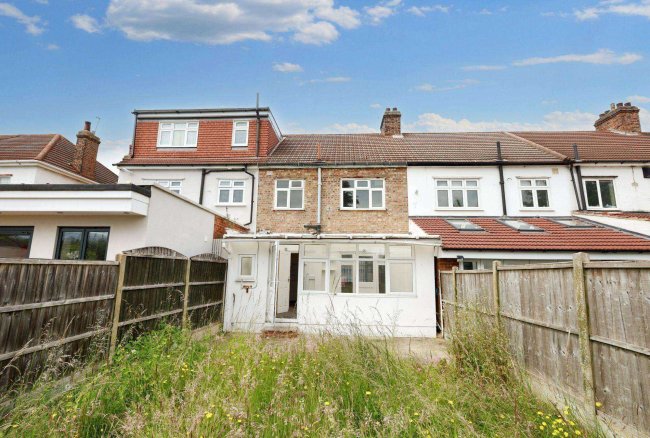 28 Overton Drive, Romford, Essex, RM6 4EH 10