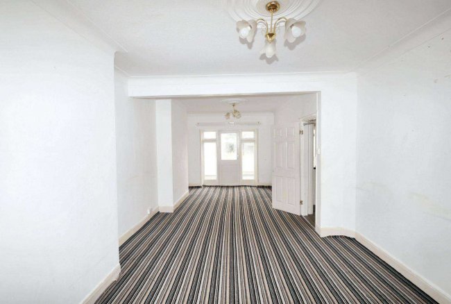 28 Overton Drive, Romford, Essex, RM6 4EH 10