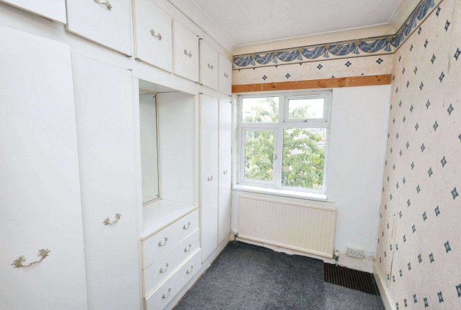 28 Overton Drive, Romford, Essex, RM6 4EH 10