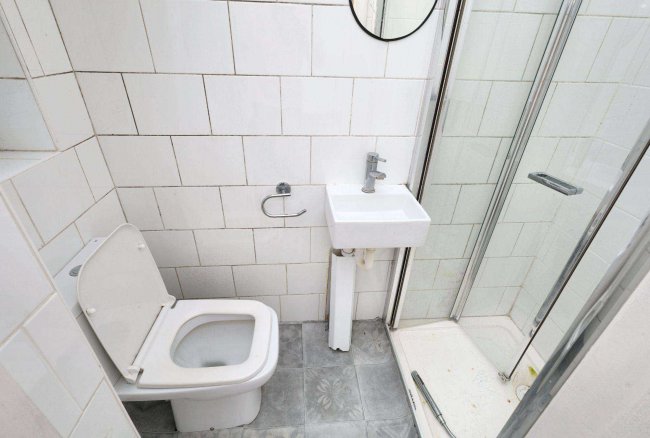 28 Overton Drive, Romford, Essex, RM6 4EH 10