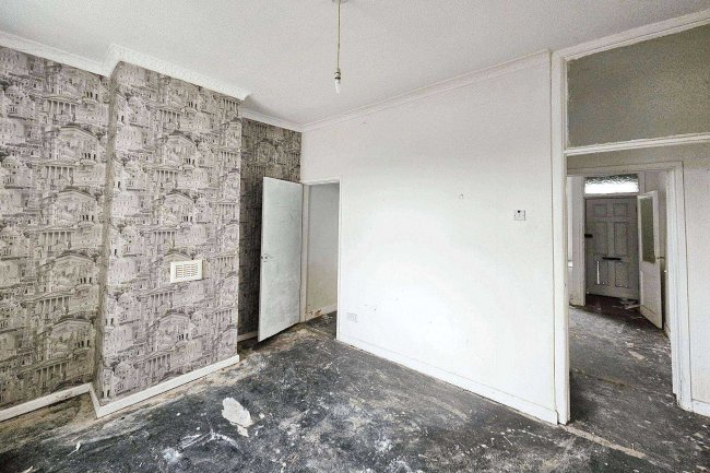 6 Derham Street, Blackburn, Lancashire BB2 3SZ 2