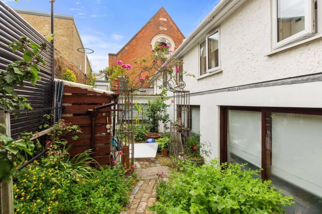 Salisbury Club Apartments, 13 Aylmer Road, Leytonstone, London, E11 3AD 2