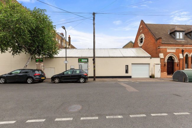 Salisbury Club Apartments, 13 Aylmer Road, Leytonstone, London, E11 3AD 2