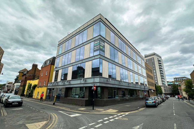 Chatsworth House, 29 Broadway, Maidenhead, Berkshire, SL6 1LY 2