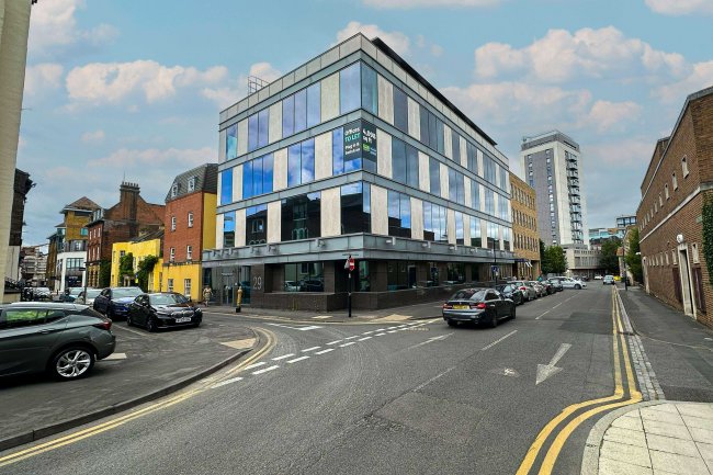 Chatsworth House, 29 Broadway, Maidenhead, Berkshire, SL6 1LY 2