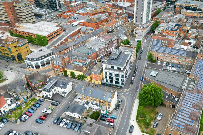 Chatsworth House, 29 Broadway, Maidenhead, Berkshire, SL6 1LY 2