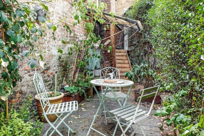 84 Highgate High Street, London N6 5HX 54