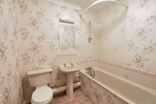 7 Heather Road, Chingford, London, E4 8YX 6